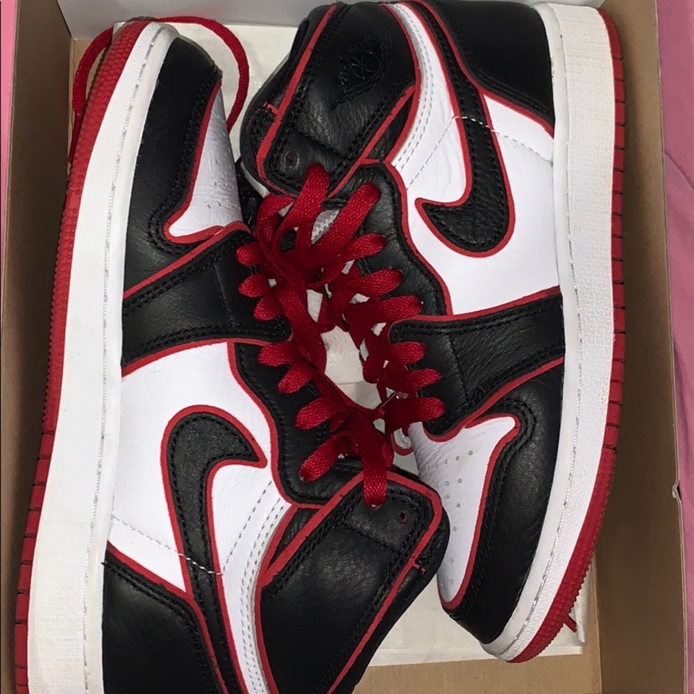 Air Jordan retro 1s “Bloodline”